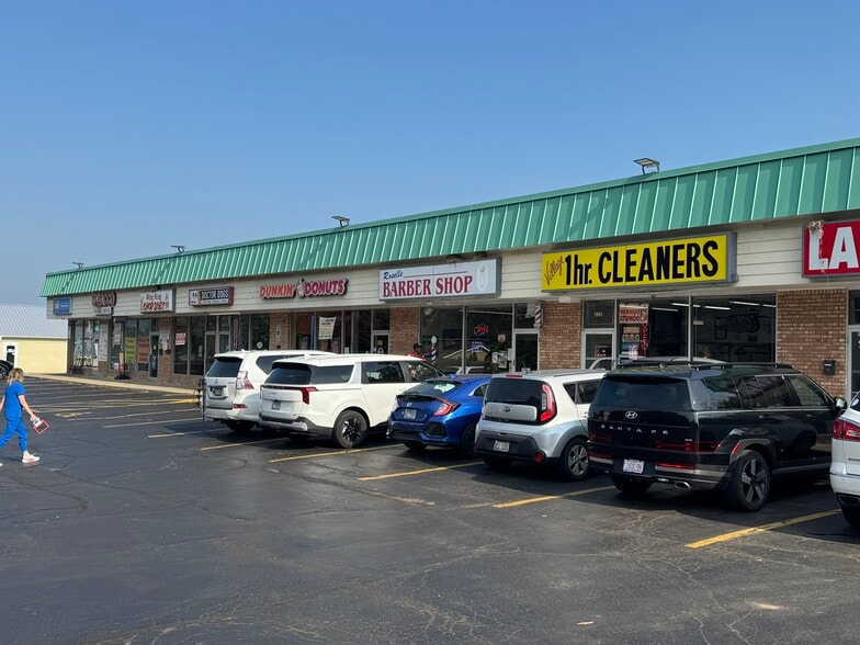 Primary Photo Of 231-261 E Irving Park Rd, Roselle Storefront For Lease