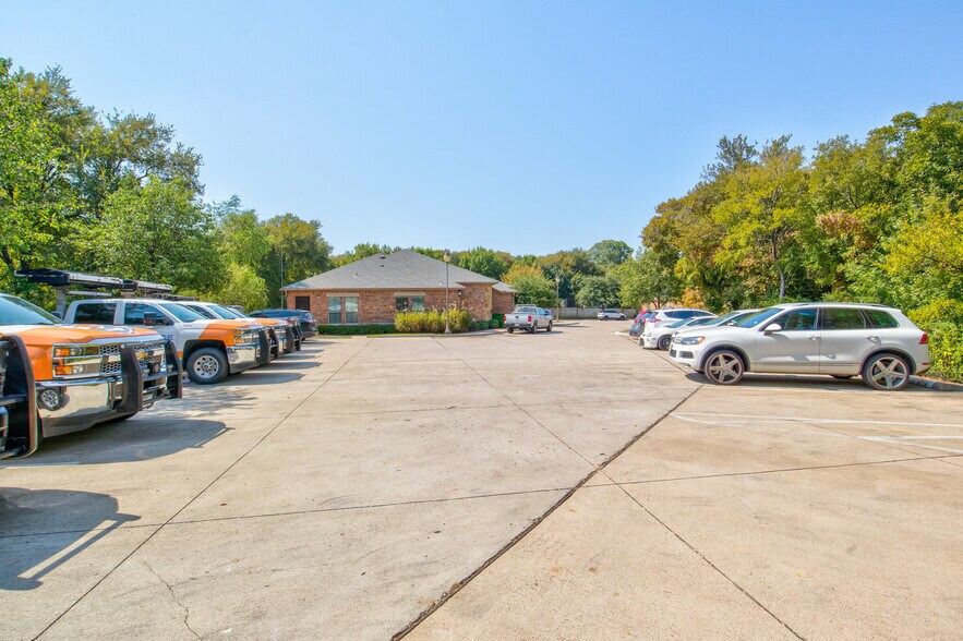 More Photos Of 7633 Bellaire Dr S, Fort Worth Medical For Sale