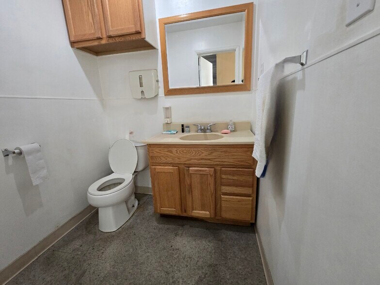 More Photos Of 2101 E 37th St, Vernon Manufacturing For Sale