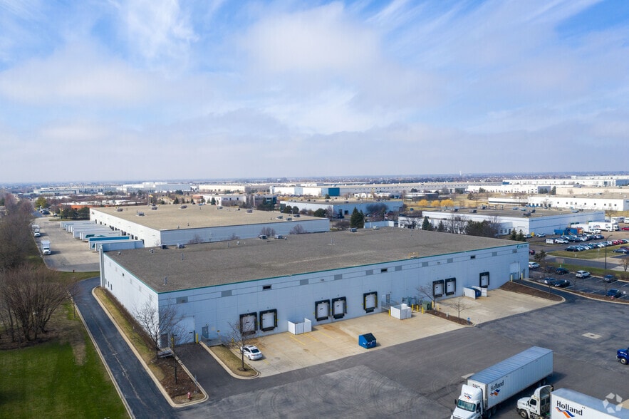 More Photos Of 901-939 E Park Ave, Libertyville Distribution For Lease