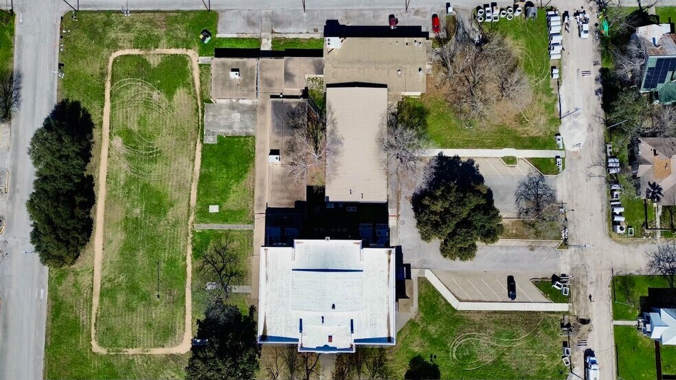 More Photos Of 216 E College St, Seguin Flex For Sale