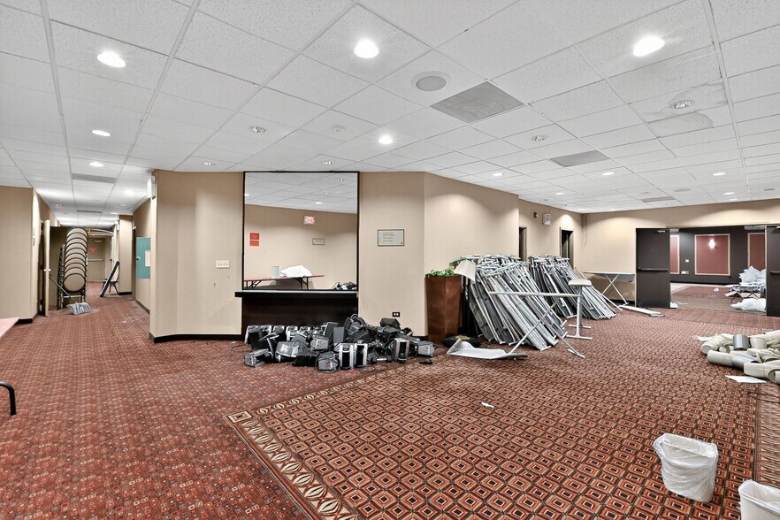 More Photos Of 1550 E Dundee Rd, Palatine Hotel For Sale