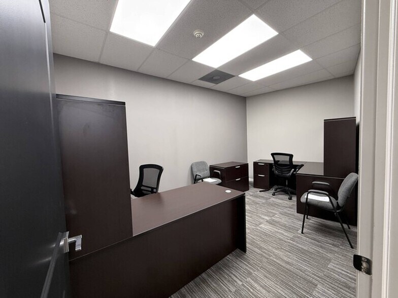 More Photos Of 777 E Algonquin Rd, Algonquin Storefront Retail Office For Lease