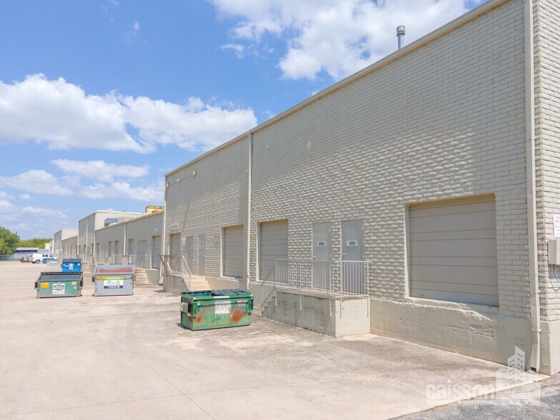 More Photos Of 10201-10237 N IH 35, San Antonio Showroom For Lease