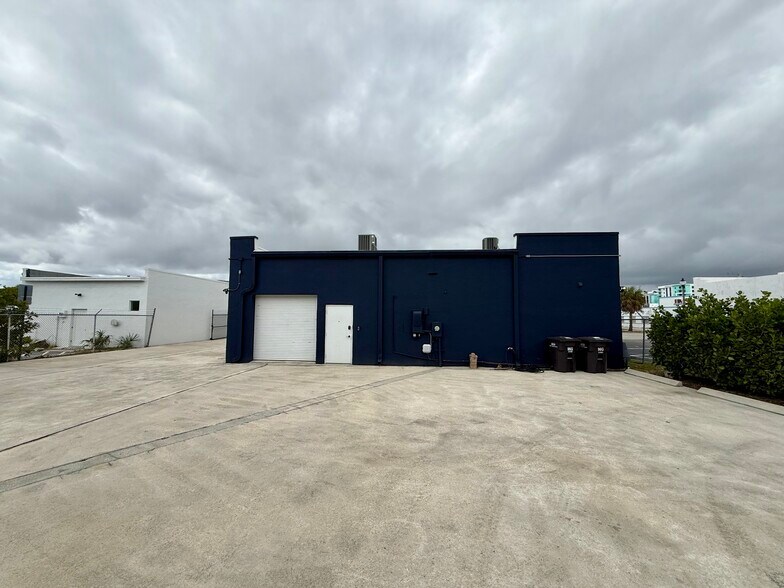 More Photos Of 2300 N Dixie Hwy, West Palm Beach Freestanding For Lease