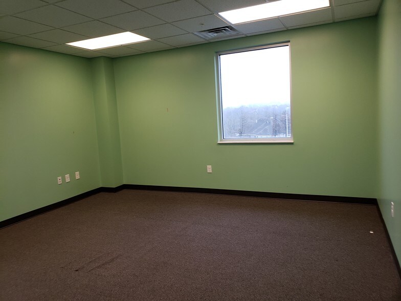 More Photos Of 300 Kenton Dr, Charleston Office For Lease