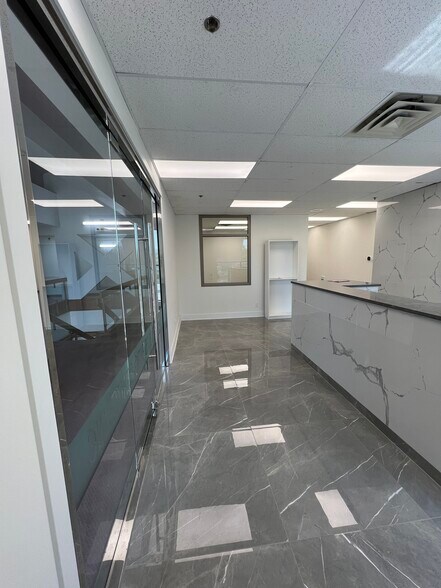 More Photos Of 321-335 Boul Saint-Martin O, Laval Storefront Retail Office For Lease