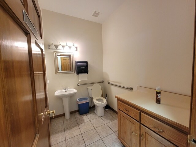 More Photos Of 1 Geeding Ln, Troy Medical For Lease