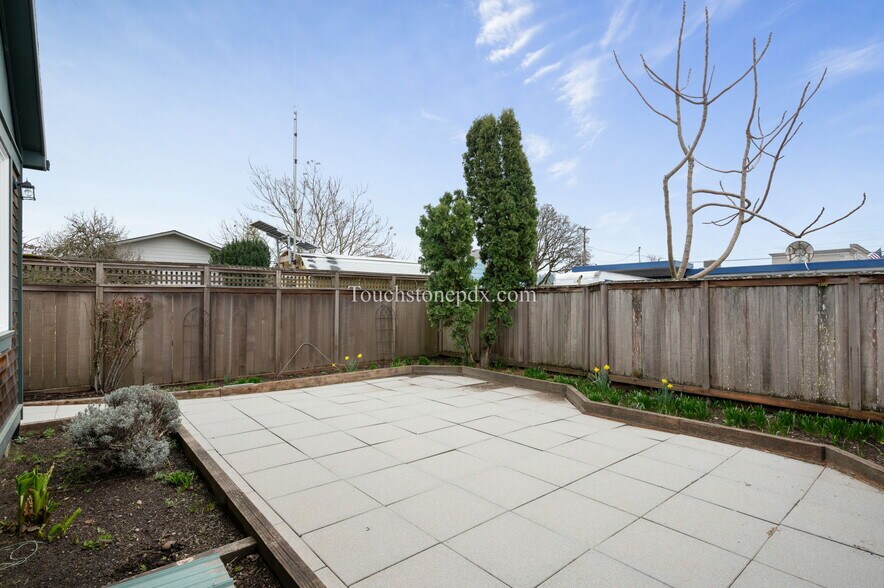 More Photos Of 685 Portland Ave, Gladstone Medical For Lease