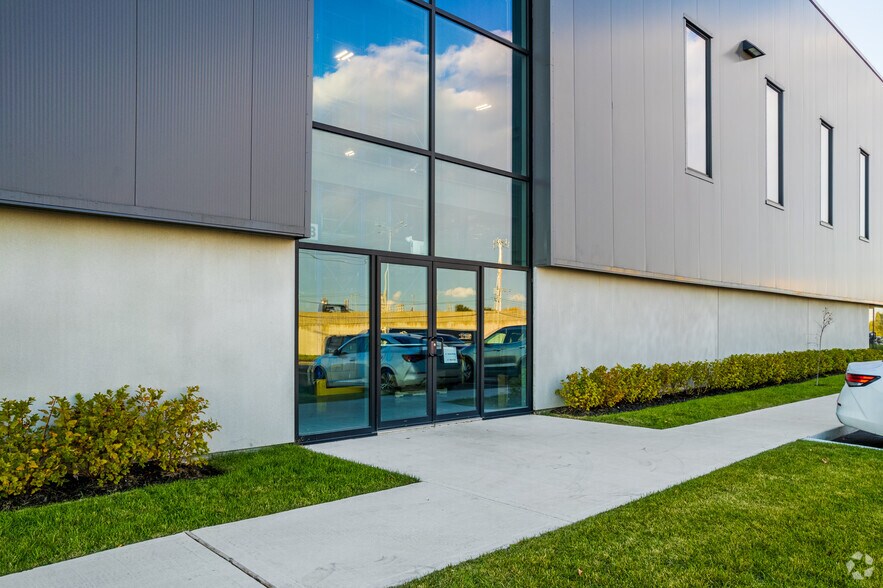 More Photos Of 11235 Boul Métropolitain E, Montréal Distribution For Lease