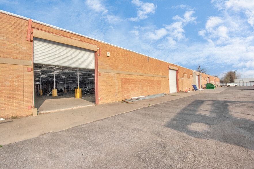 More Photos Of 9001 Jensen Dr, Houston Warehouse For Lease
