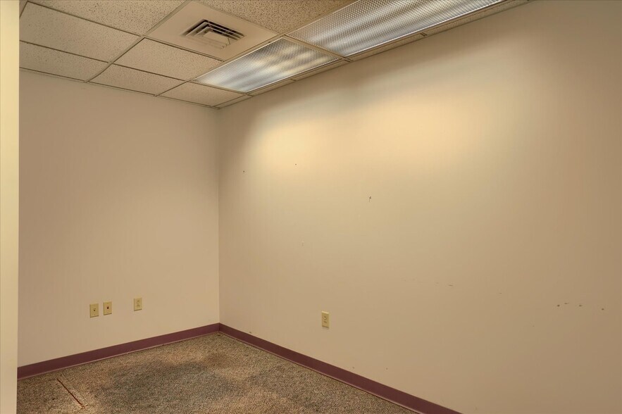 More Photos Of 1784 4th Ave, York Office For Sale