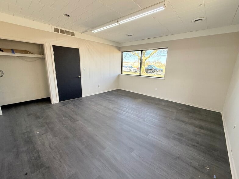 More Photos Of 32537 Parklane Ave, Garden City Manufacturing For Lease