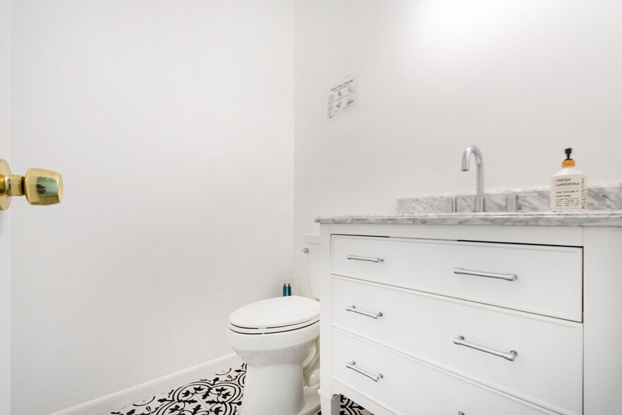 More Photos Of 5904 Dolores St, Houston Office For Lease