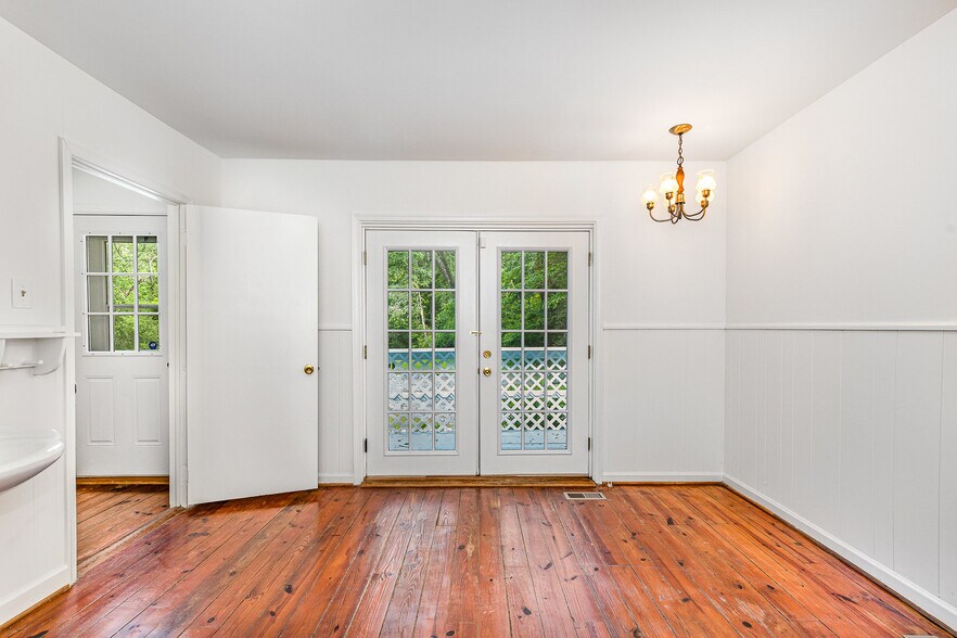 More Photos Of 6908 S Roxbury Mill Rd, Spotsylvania Flex For Sale