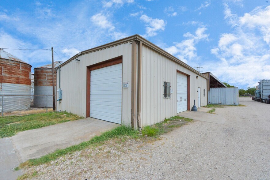More Photos Of 1500 W Highway 6, Alvin Truck Terminal For Lease