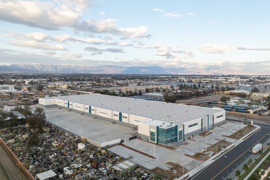 More Photos Of 14874 Santa Ana Ave, Fontana Distribution For Lease