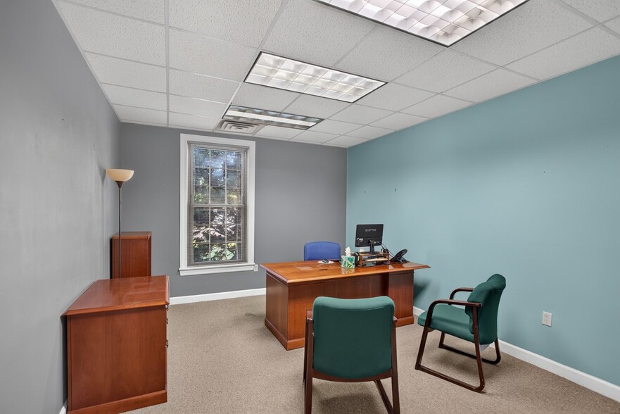 More Photos Of 800 Country Club Rd, Harrisonburg Office For Sale