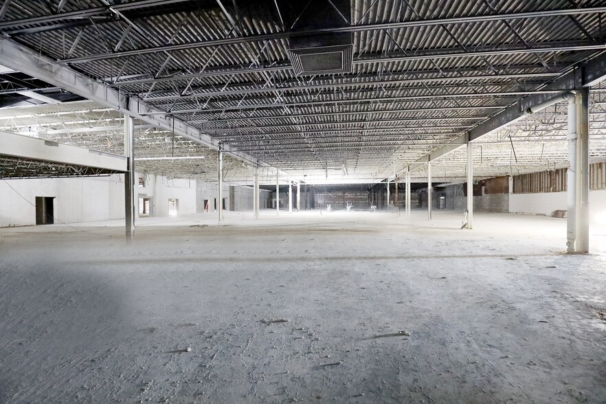 More Photos Of 1700-1730 Brittain Rd, Akron Freestanding For Lease