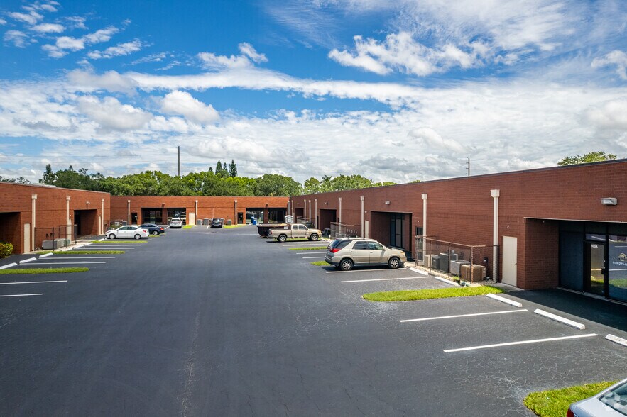More Photos Of 2830 Winkler Ave, Fort Myers Office Residential For Lease