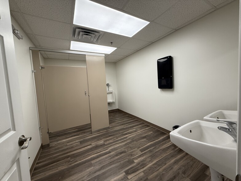 More Photos Of 210 E Lukken Industrial Dr, Lagrange Manufacturing For Lease