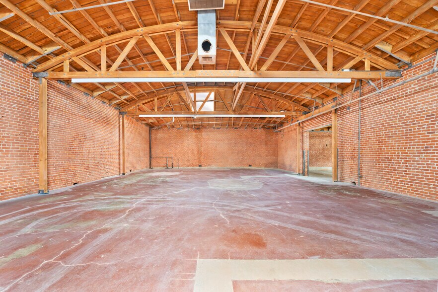 More Photos Of 1145 Seward St, Los Angeles Showroom For Lease