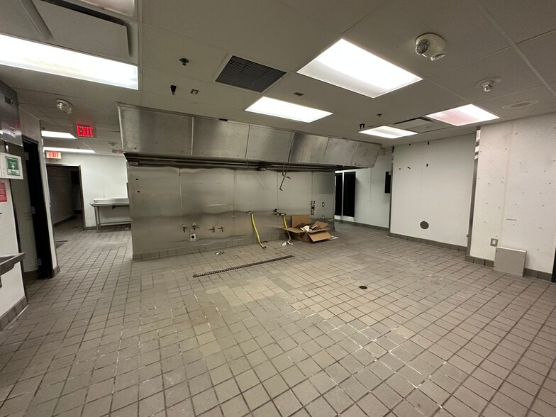 More Photos Of 3102 Piedmont Rd NE, Atlanta Restaurant For Lease