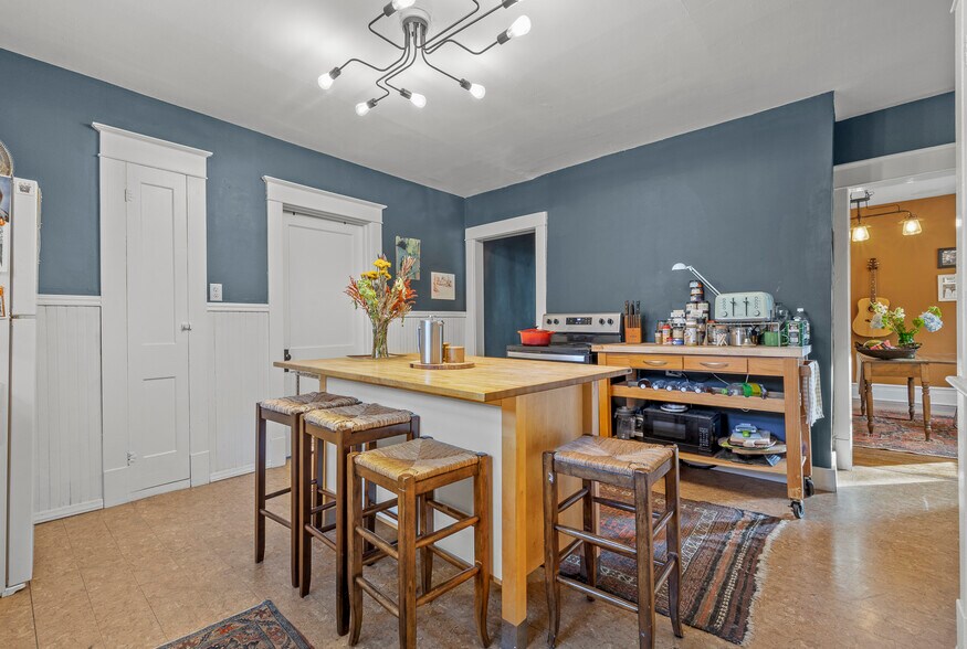 More Photos Of 128 Green St, Hudson Storefront Retail Residential For Sale