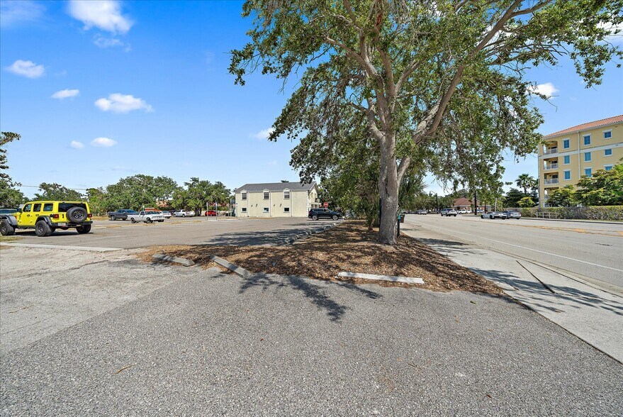 More Photos Of 925 Tamiami Trl S, Venice Storefront Retail Residential For Sale