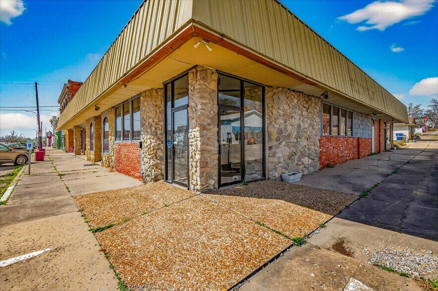 More Photos Of 121 N Maple St, Nowata Storefront For Sale