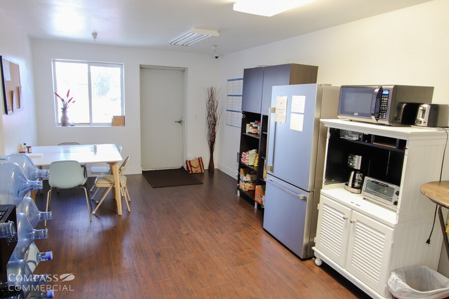 More Photos Of 62980 Boyd Acres Rd, Bend Warehouse For Lease