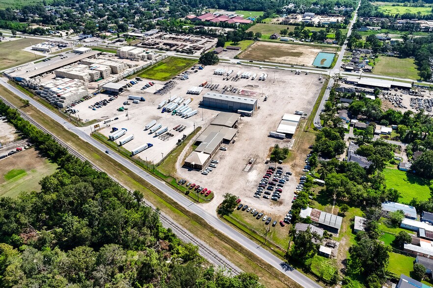 More Photos Of 11900 Hirsch Rd, Houston Warehouse For Lease