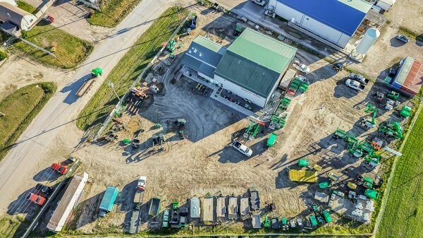 More Photos Of 30 Industrial Dr, Sylvan Lake Service For Lease