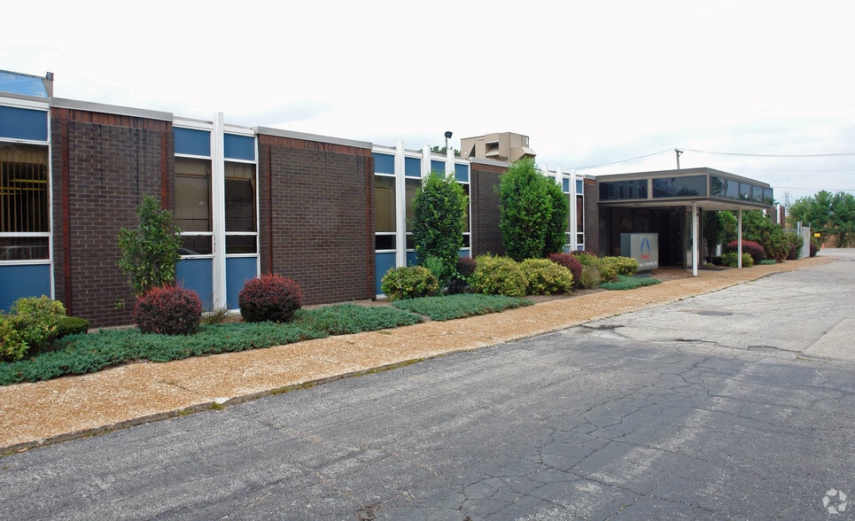 Primary Photo Of 440 Denniston Ct, Wheeling Manufacturing For Sale