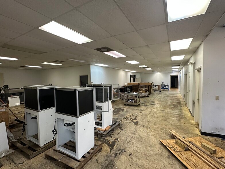 More Photos Of 325 Scarlett Blvd, Oldsmar Warehouse For Sale