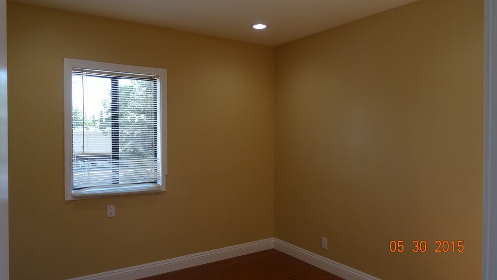 More Photos Of 20246-20254 Saticoy St, Winnetka Storefront Retail Office For Lease