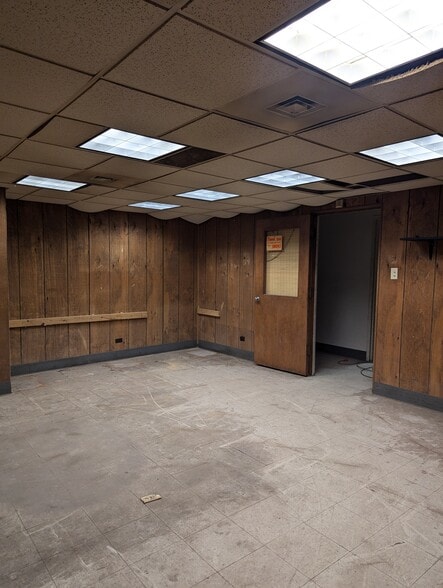 More Photos Of 13210 S Olde Western Ave, Blue Island Warehouse For Lease