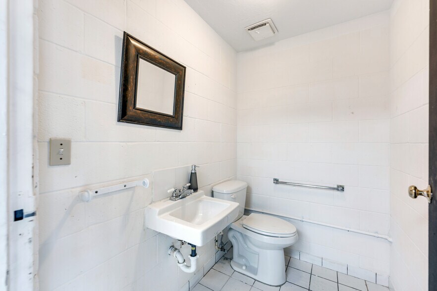 More Photos Of 15630 Mcgregor Blvd, Fort Myers Freestanding For Sale