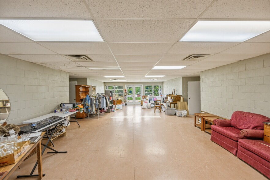 More Photos Of 105 Kentucky Ave S, Parsons Light Distribution For Sale