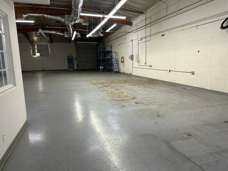 More Photos Of 19426 Londelius St, Northridge Warehouse For Lease