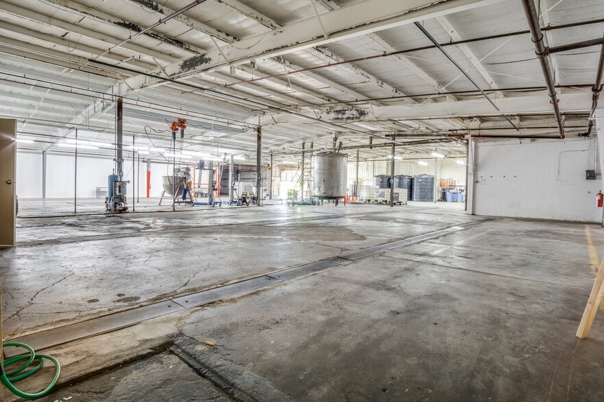 More Photos Of 338 Cliff Dr, Graham Manufacturing For Lease