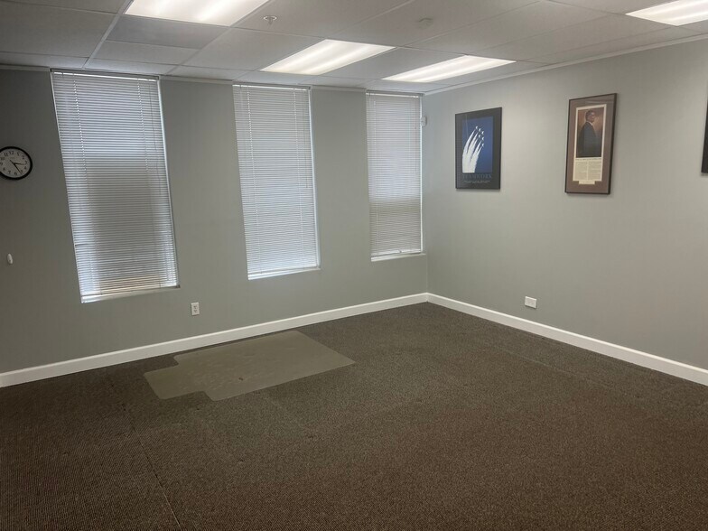 More Photos Of 1355 Wilhelm Rd, Mundelein Warehouse For Lease