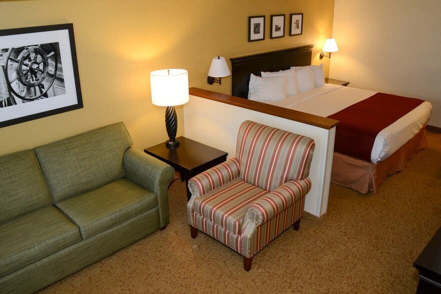 More Photos Of 665 Tecumseh St, Dundee Hotel For Sale