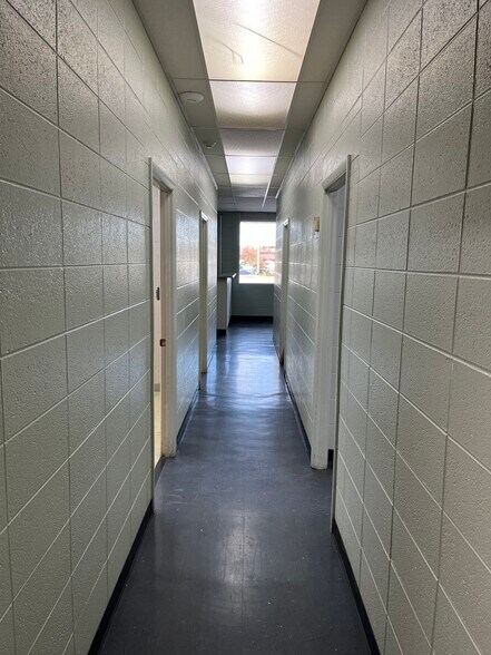 More Photos Of 1332 W Sunshine St, Springfield General Retail For Sale