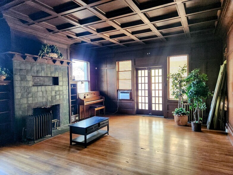 More Photos Of 602 W French Pl, San Antonio Office Residential For Sale