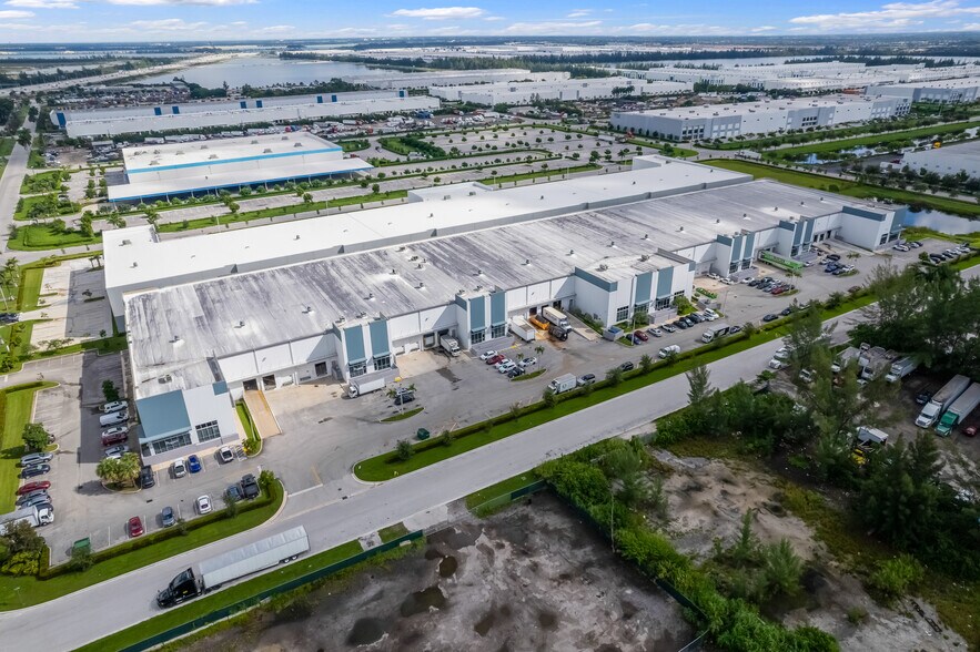 More Photos Of 14001 NW 112th Ave, Hialeah Gardens Warehouse For Lease