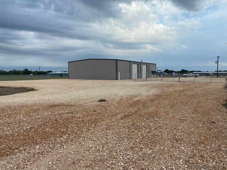 More Photos Of 9984 US Highway 87 W, La Vernia Warehouse For Lease