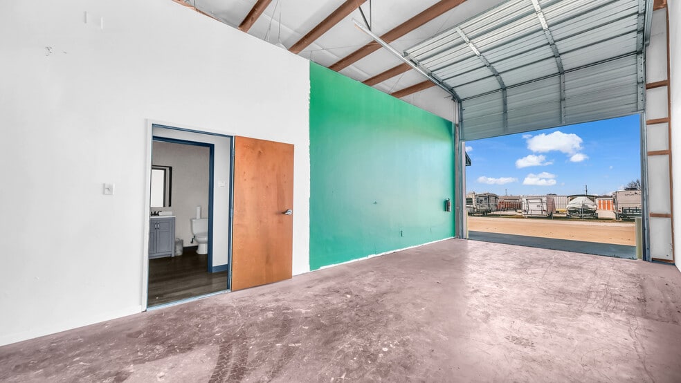 More Photos Of 118 Marble Ct, Aledo Showroom For Lease