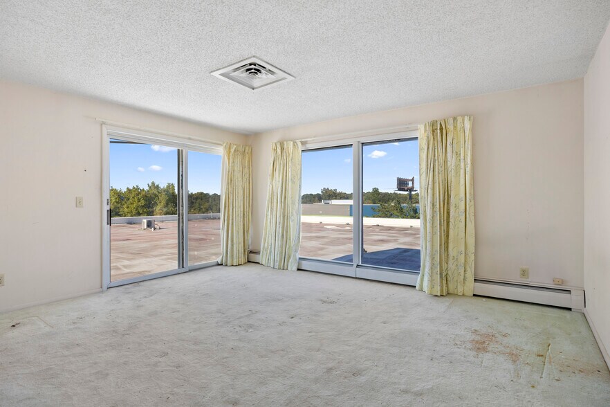 More Photos Of 30-32 N Russell Rd, Albany Office For Sale