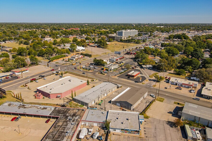 More Photos Of 1627 S Hillside St, Wichita Freestanding For Sale